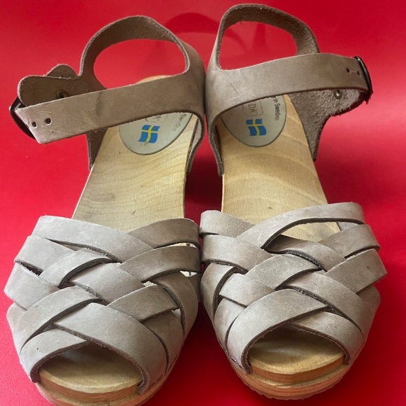 Stylish Tan Leather Sandals - Picture 3 of 7